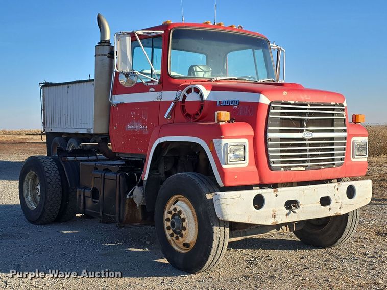 image for item DW3006 1990 Ford L9000 semi truck