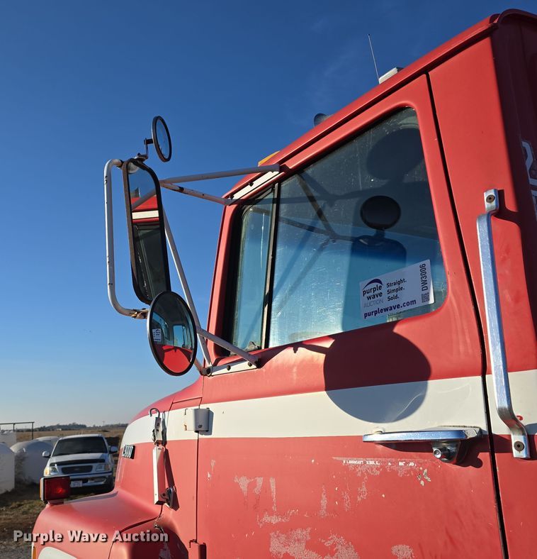 image for item DW3006 1990 Ford L9000 semi truck