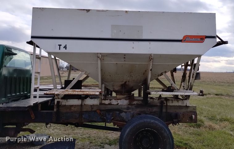 image for item EH0104 Willmar Load Runner 10 fertilizer tender