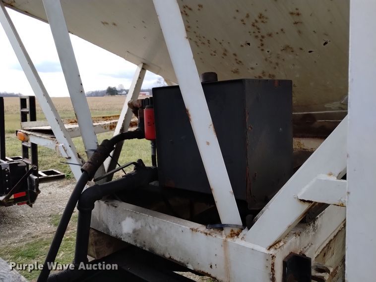 image for item EH0104 Willmar Load Runner 10 fertilizer tender