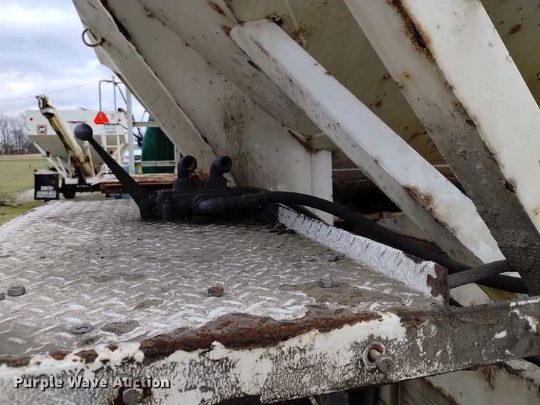 image for item EH0104 Willmar Load Runner 10 fertilizer tender