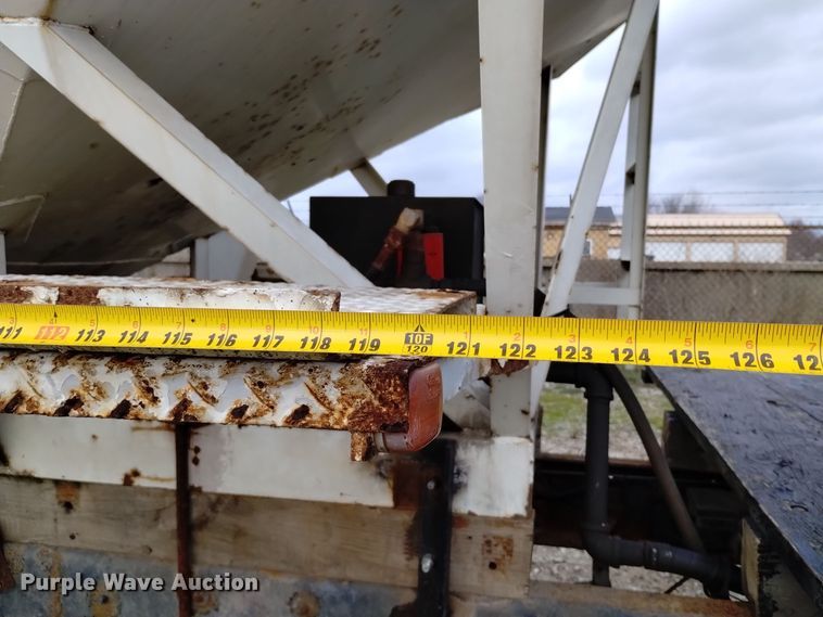 image for item EH0104 Willmar Load Runner 10 fertilizer tender