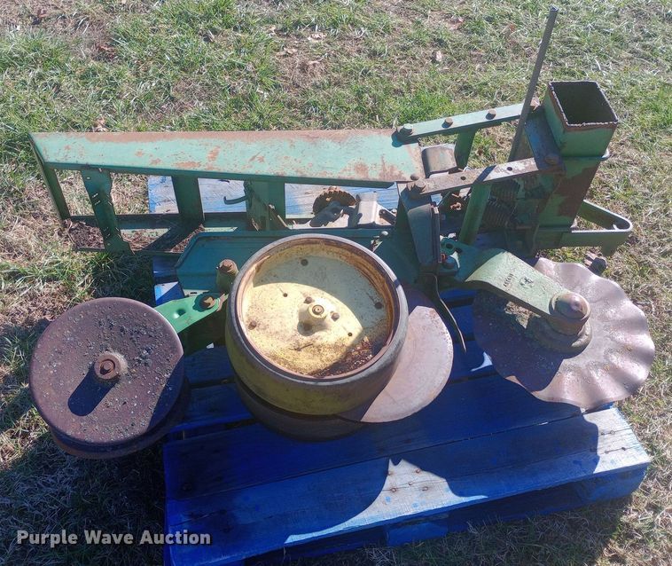 image for item EN8641 John Deere 7000 no-till planter