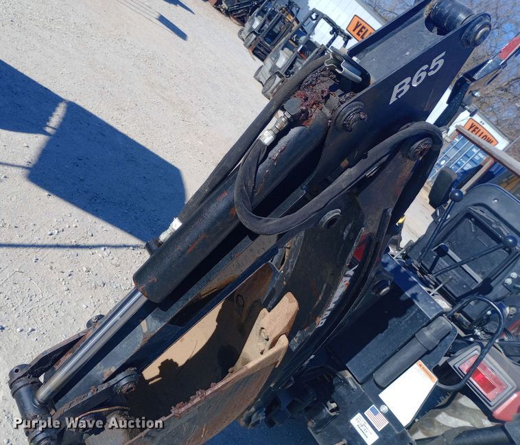 image for item EN8673 2017 Yanmar SA24 MFWD tractor