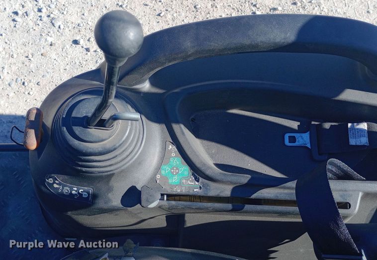 image for item EN8673 2017 Yanmar SA24 MFWD tractor