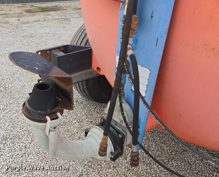 image for item EQ3892 Top-Air  Better-Bilt 2600 liquid manure spreader