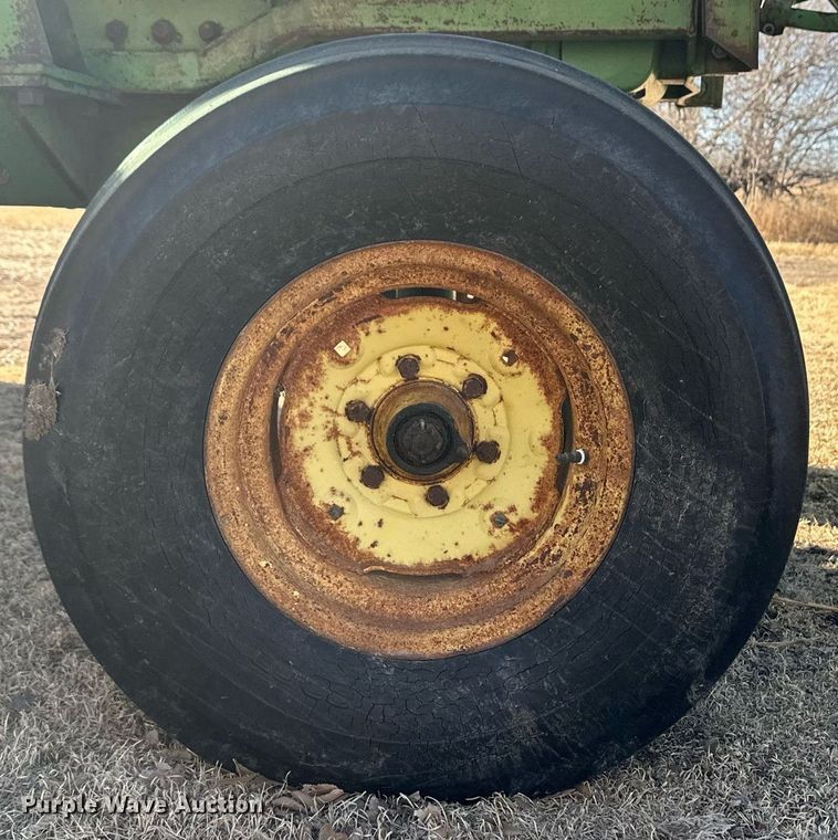 image for item ER8564 1975 John Deere 4430H tractor