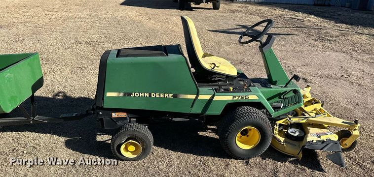 image for item ER8566 1995 John Deere F725 lawn mower