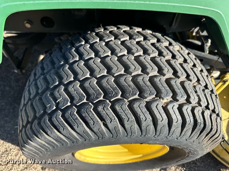 image for item ER8566 1995 John Deere F725 lawn mower