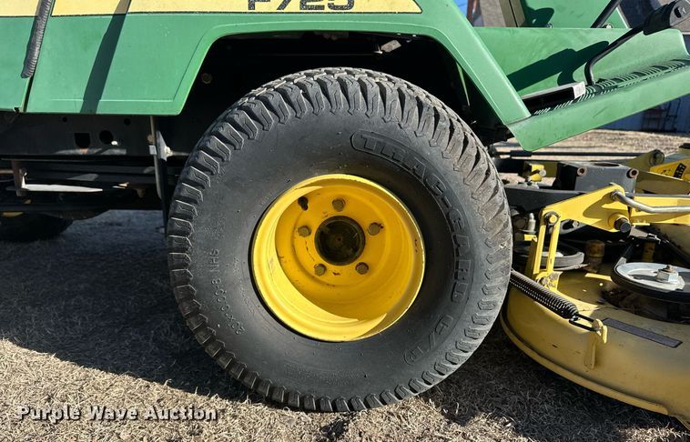 image for item ER8566 1995 John Deere F725 lawn mower