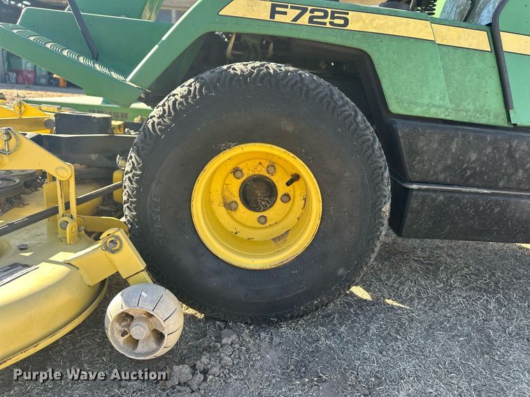 image for item ER8566 1995 John Deere F725 lawn mower