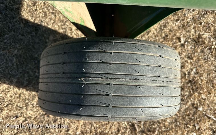 image for item ER8566 1995 John Deere F725 lawn mower