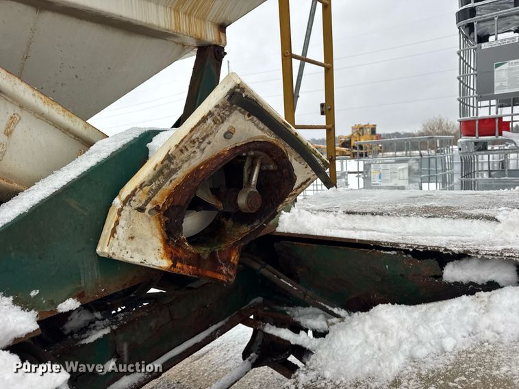 image for item OG9742 2012 Behnke Enterprises DDT24-42 fertilizer delivery trailer