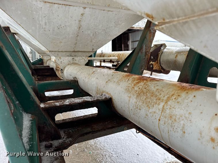 image for item OG9742 2012 Behnke Enterprises DDT24-42 fertilizer delivery trailer