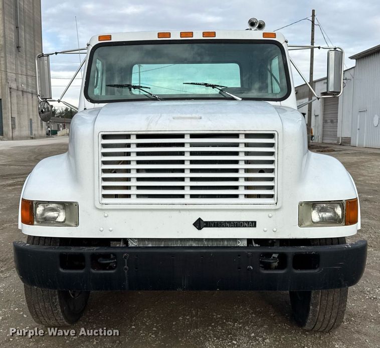 image for item DH9218 1998 International 4900 truck cab and chassis