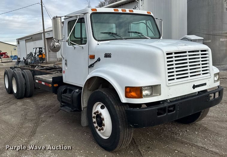 image for item DH9218 1998 International 4900 truck cab and chassis