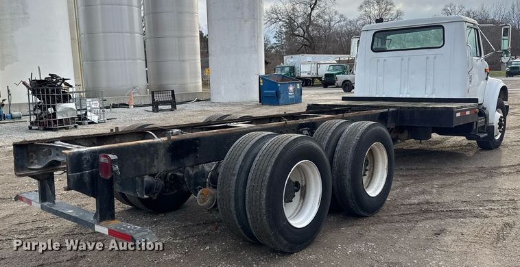 image for item DH9218 1998 International 4900 truck cab and chassis