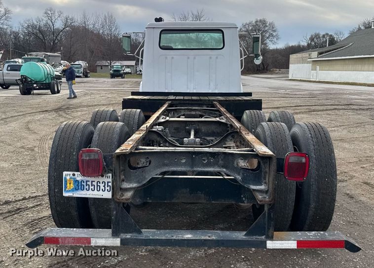 image for item DH9218 1998 International 4900 truck cab and chassis