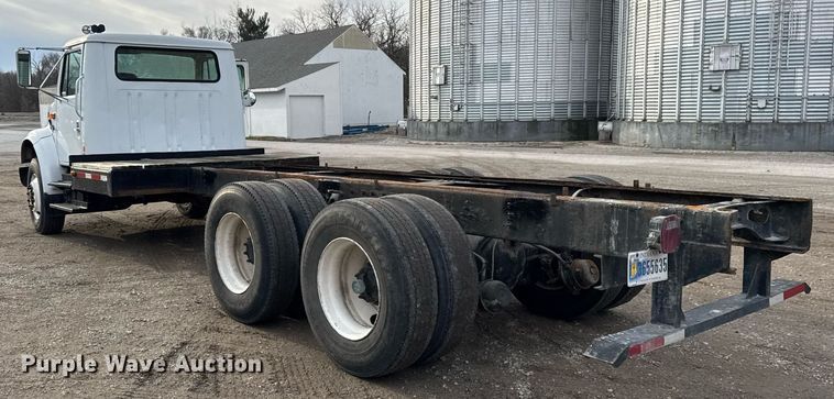 image for item DH9218 1998 International 4900 truck cab and chassis