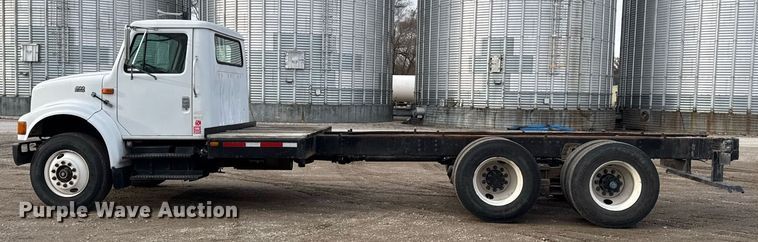 image for item DH9218 1998 International 4900 truck cab and chassis