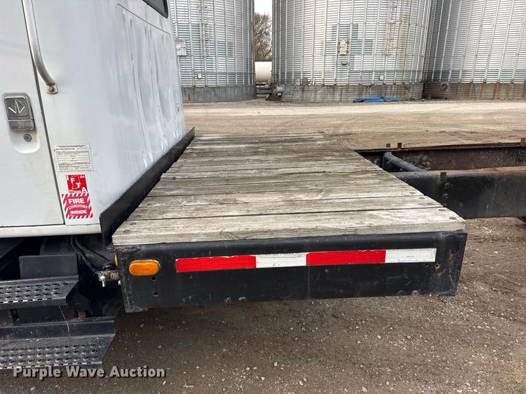 image for item DH9218 1998 International 4900 truck cab and chassis