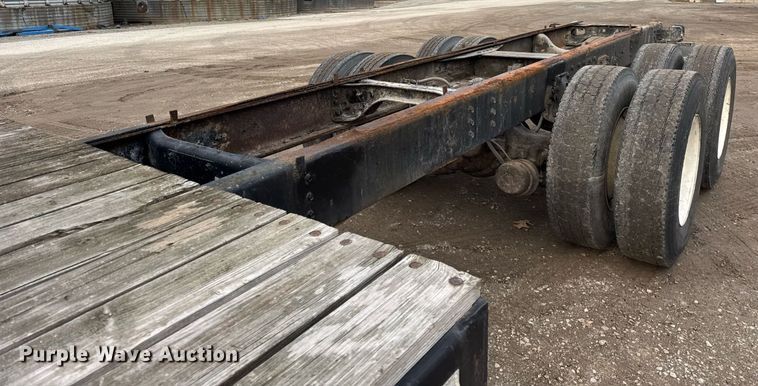 image for item DH9218 1998 International 4900 truck cab and chassis