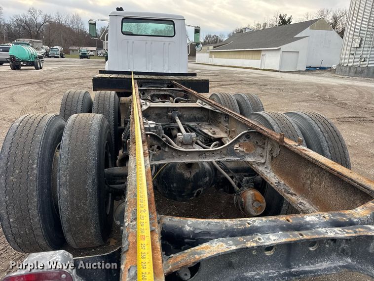 image for item DH9218 1998 International 4900 truck cab and chassis