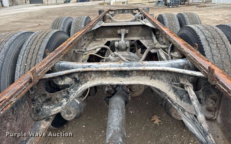 image for item DH9218 1998 International 4900 truck cab and chassis