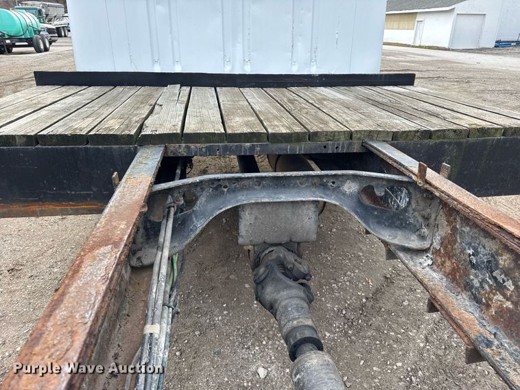 image for item DH9218 1998 International 4900 truck cab and chassis