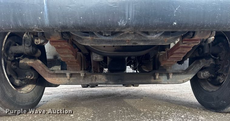 image for item DH9218 1998 International 4900 truck cab and chassis