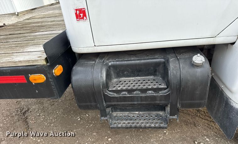 image for item DH9218 1998 International 4900 truck cab and chassis