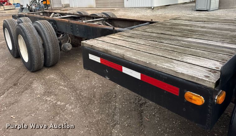 image for item DH9218 1998 International 4900 truck cab and chassis