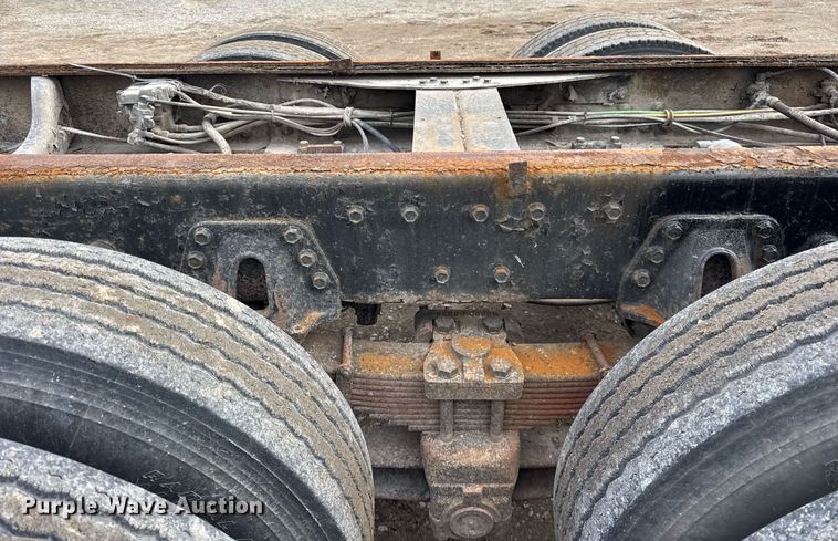 image for item DH9218 1998 International 4900 truck cab and chassis