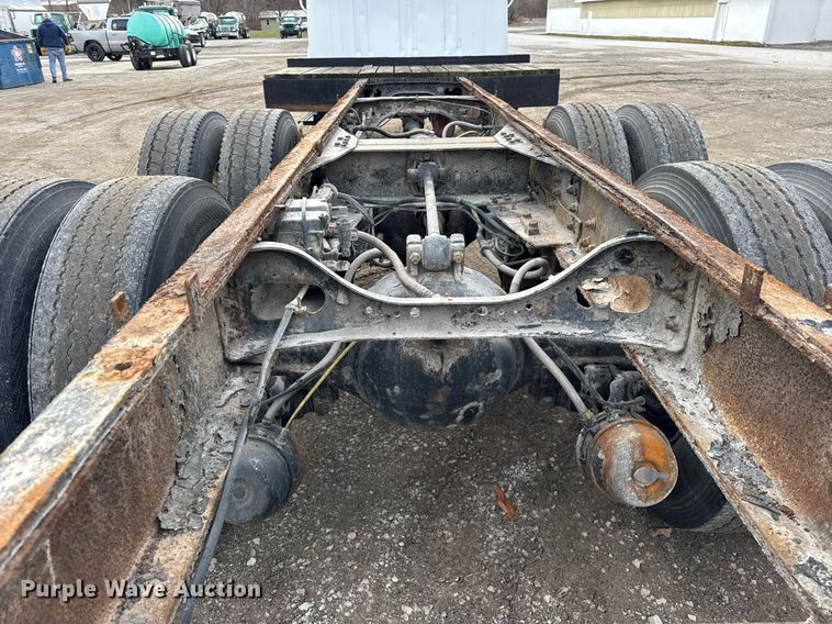 image for item DH9218 1998 International 4900 truck cab and chassis