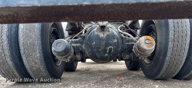 image for item DH9218 1998 International 4900 truck cab and chassis