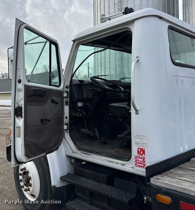 image for item DH9218 1998 International 4900 truck cab and chassis