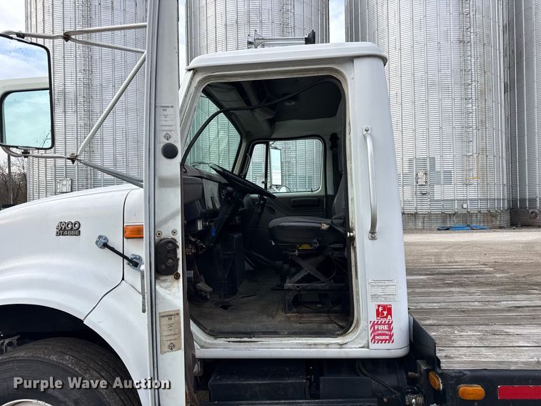 image for item DH9218 1998 International 4900 truck cab and chassis