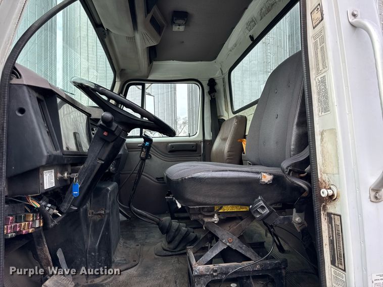 image for item DH9218 1998 International 4900 truck cab and chassis