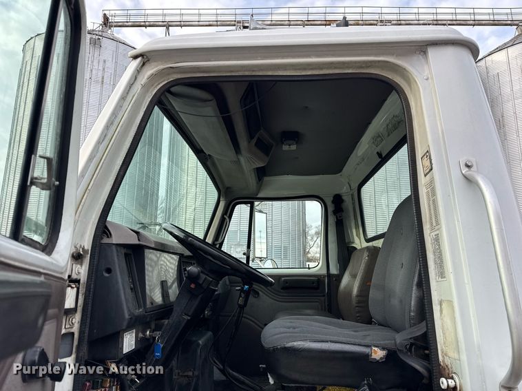 image for item DH9218 1998 International 4900 truck cab and chassis