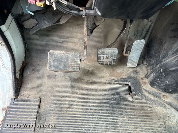 image for item DH9218 1998 International 4900 truck cab and chassis