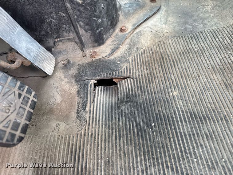 image for item DH9218 1998 International 4900 truck cab and chassis