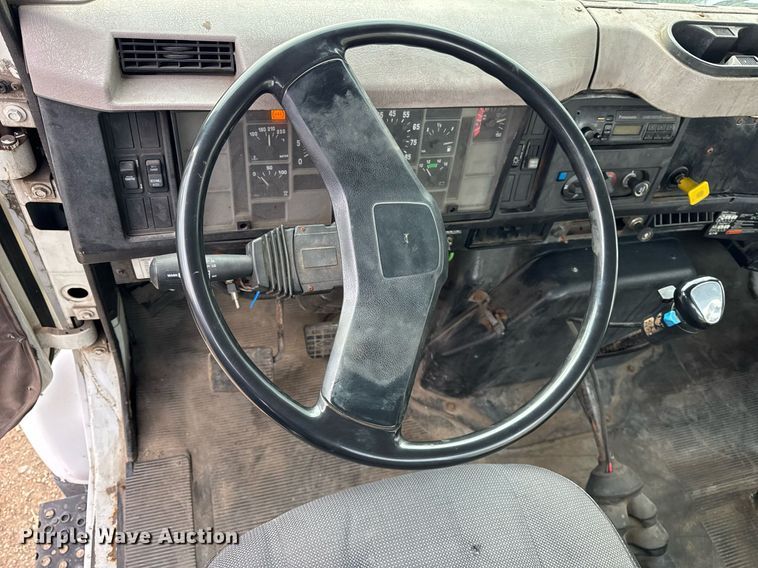 image for item DH9218 1998 International 4900 truck cab and chassis