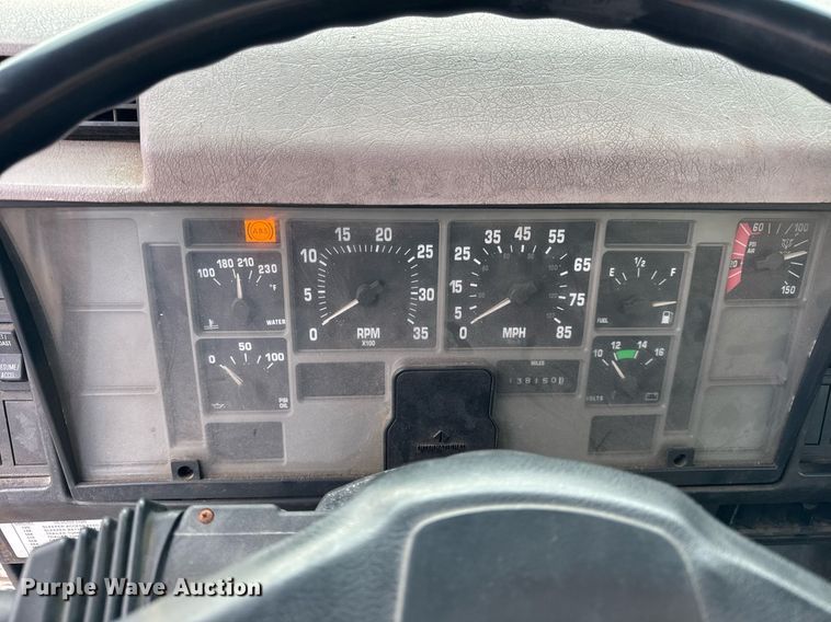 image for item DH9218 1998 International 4900 truck cab and chassis