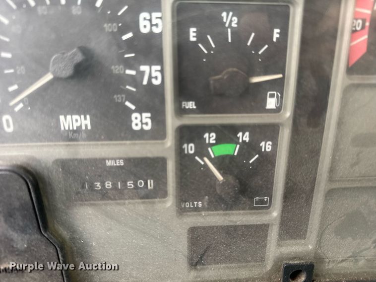 image for item DH9218 1998 International 4900 truck cab and chassis