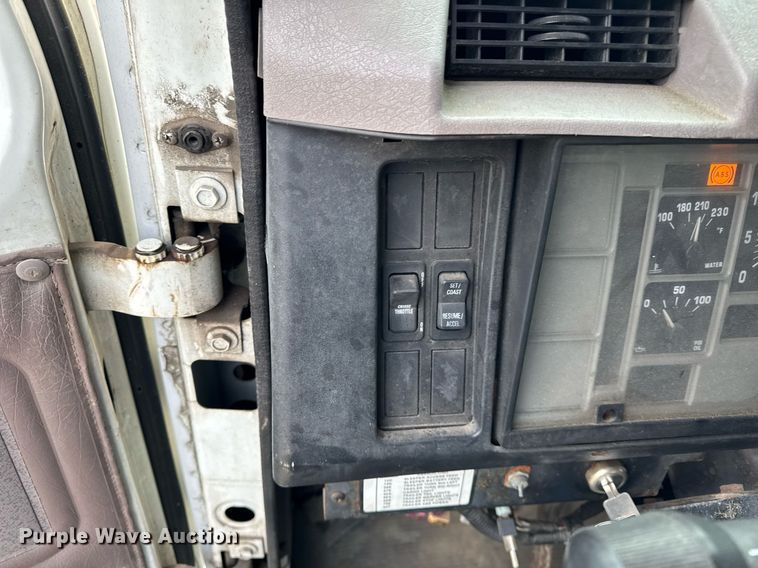 image for item DH9218 1998 International 4900 truck cab and chassis