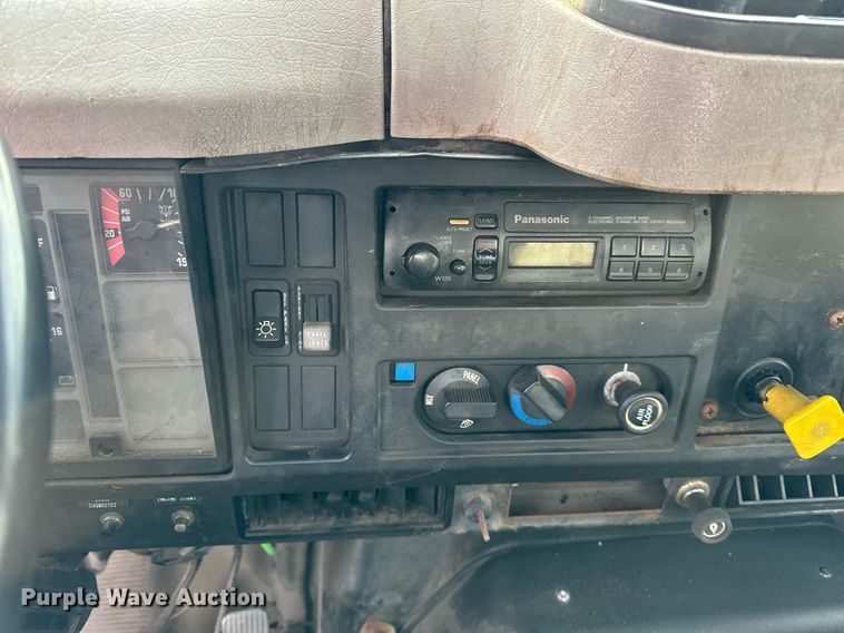 image for item DH9218 1998 International 4900 truck cab and chassis