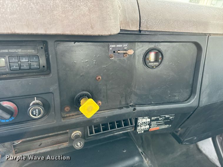 image for item DH9218 1998 International 4900 truck cab and chassis