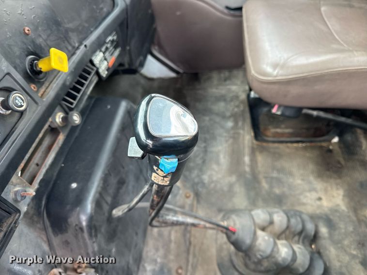 image for item DH9218 1998 International 4900 truck cab and chassis