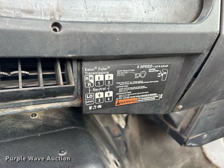 image for item DH9218 1998 International 4900 truck cab and chassis