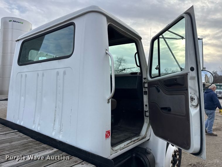 image for item DH9218 1998 International 4900 truck cab and chassis